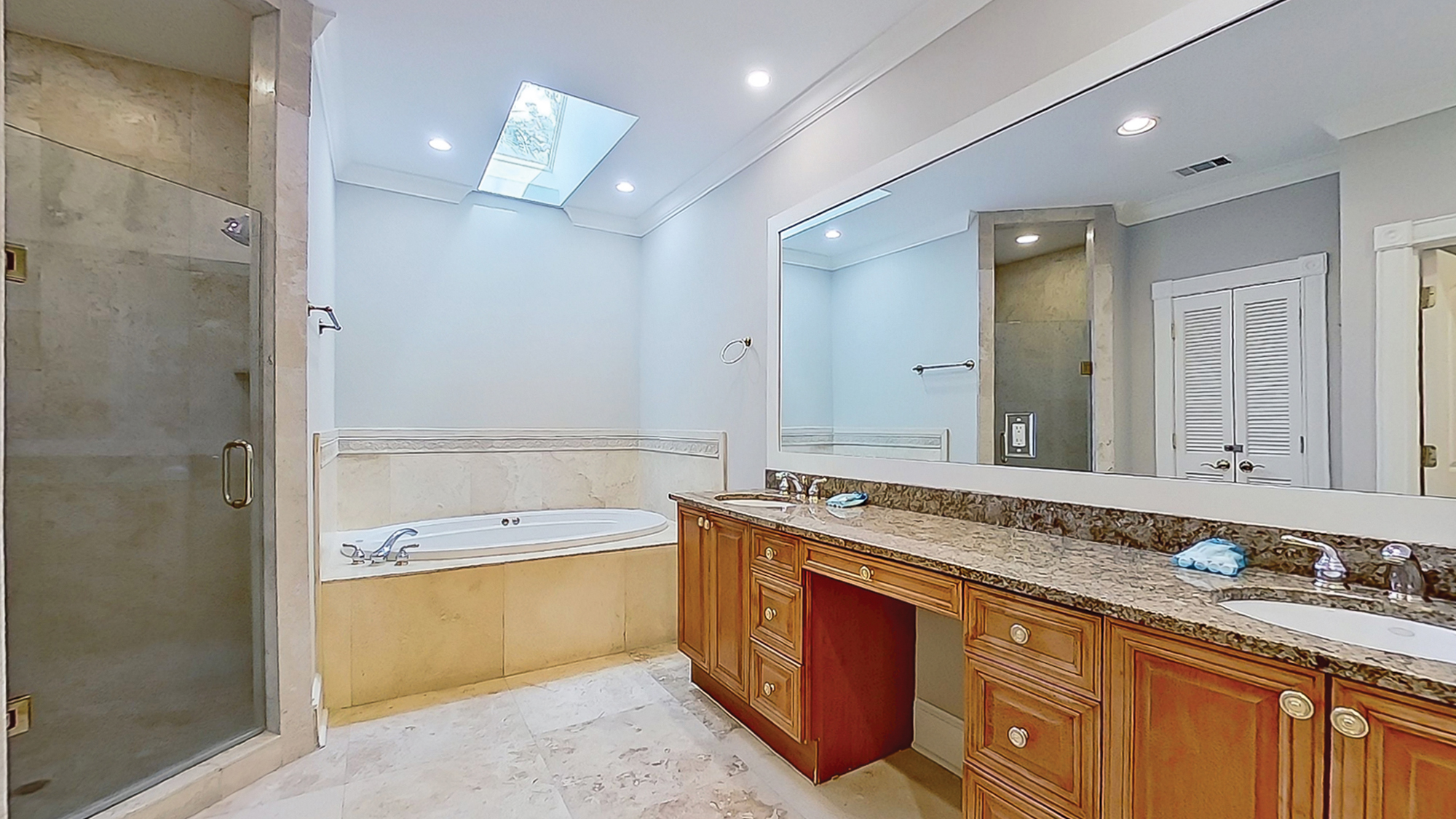 King Suite Full Bathroom