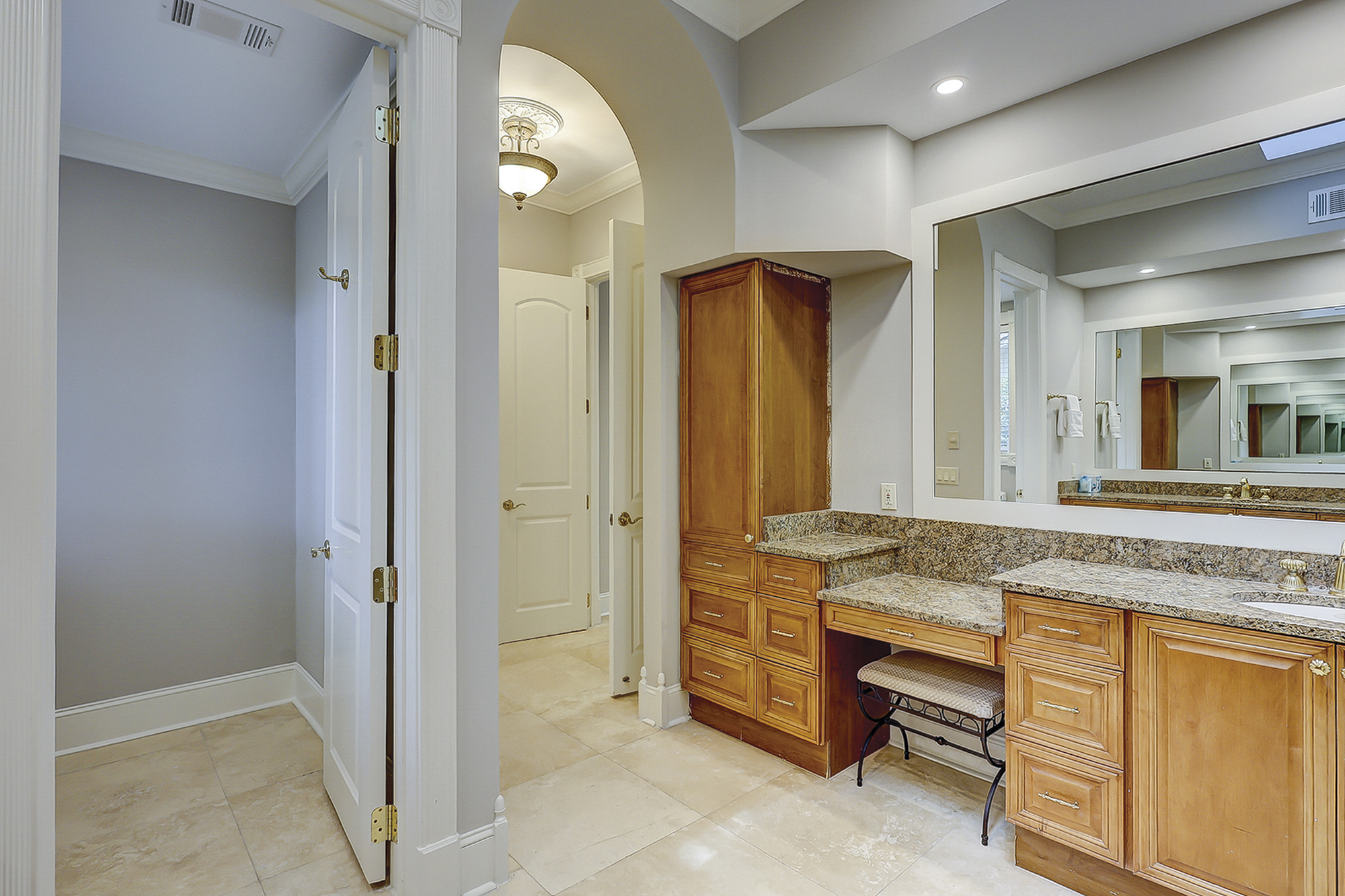 King Suite Full Bathroom