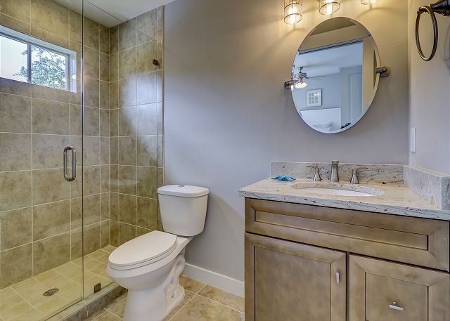 2nd Floor Queen Suite Full Bathroom