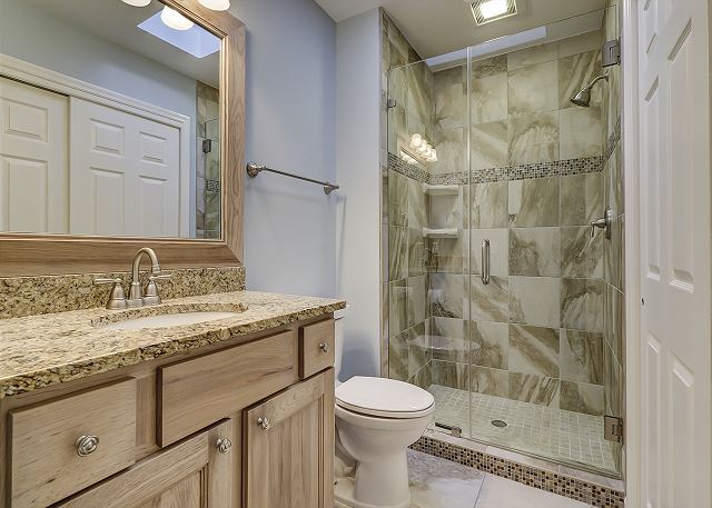 2nd Floor Queen Suite Full Bathroom