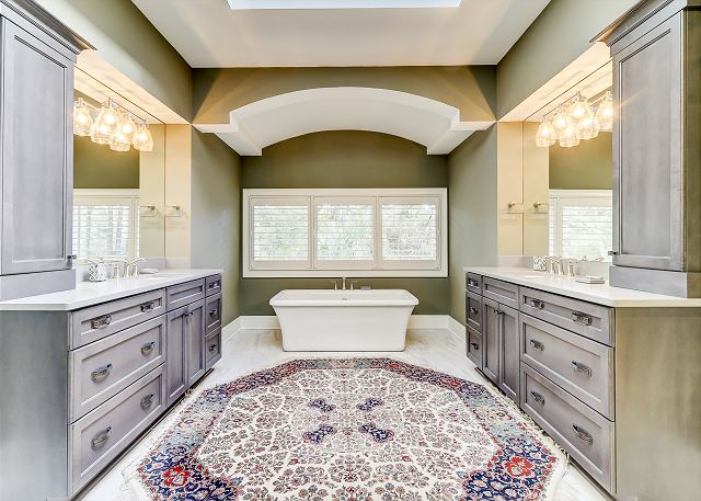 3rd Floor King Suite Full Bathroom
