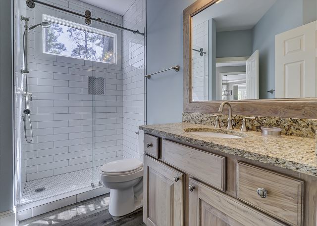 1st Floor King Suite Full Bathroom