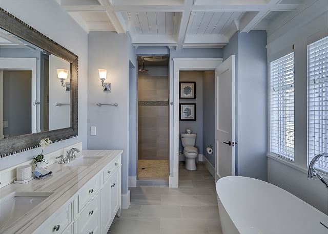 2nd Floor King Suite Full Bathroom