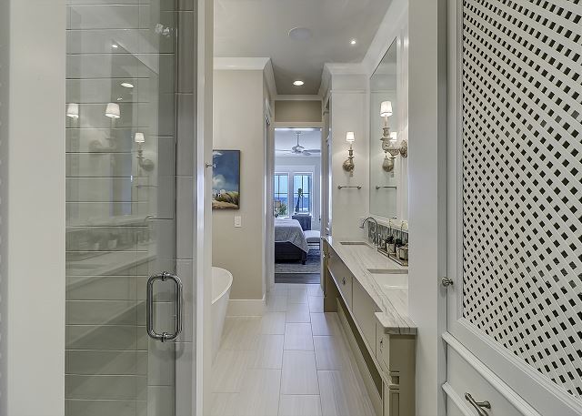 1st Floor King Suite Full Bathroom