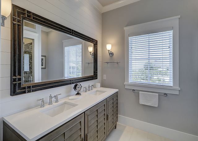 2nd Floor King Suite Full Bathroom