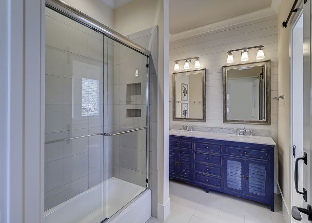 Guest Suite Full Bathroom