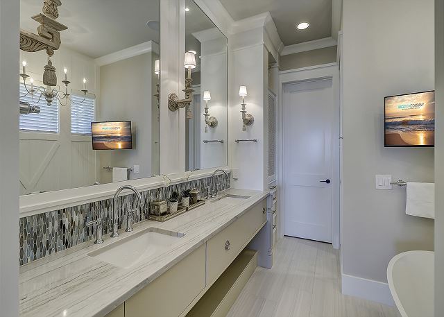 1st Floor King Suite Full Bathroom