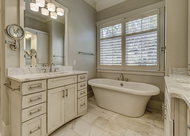 1st Floor King Suite Full Bathroom