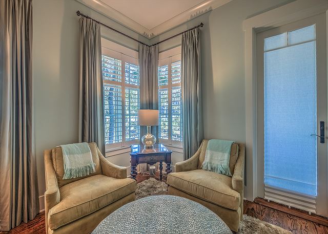 1st Floor King Suite Sitting Area