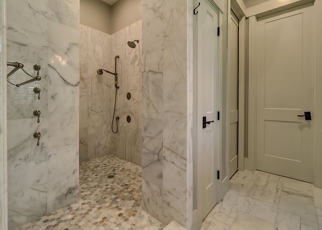 1st Floor King Suite Full Bathroom