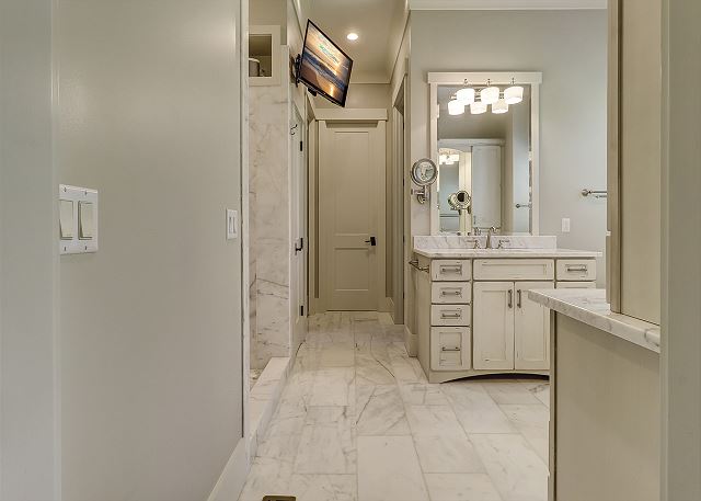 1st Floor King Suite Full Bathroom