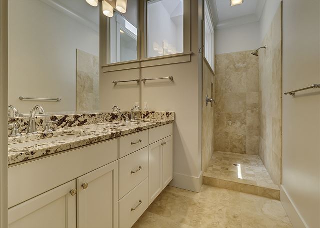 2nd Floor King Suite Full Bathroom