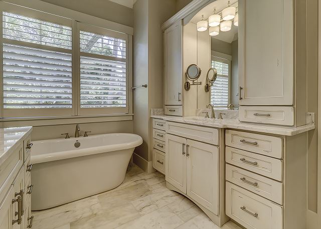 1st Floor King Suite Full Bathroom