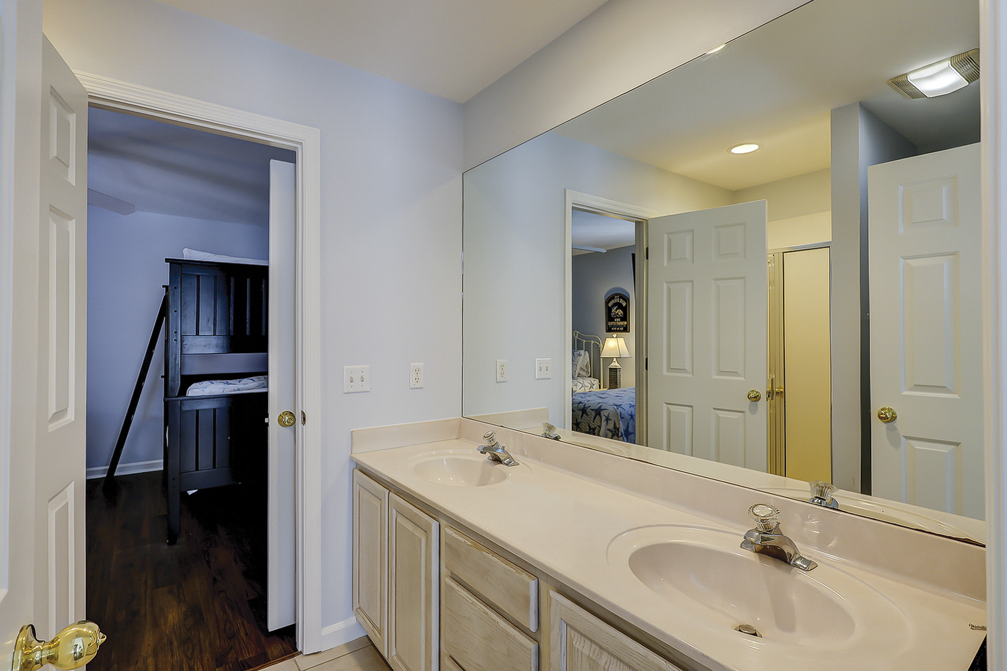 Jack & Jill Full Bathroom