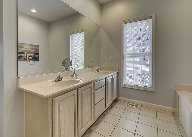 King Suite Full Bathroom
