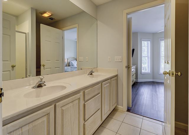 Guest Full Bathroom