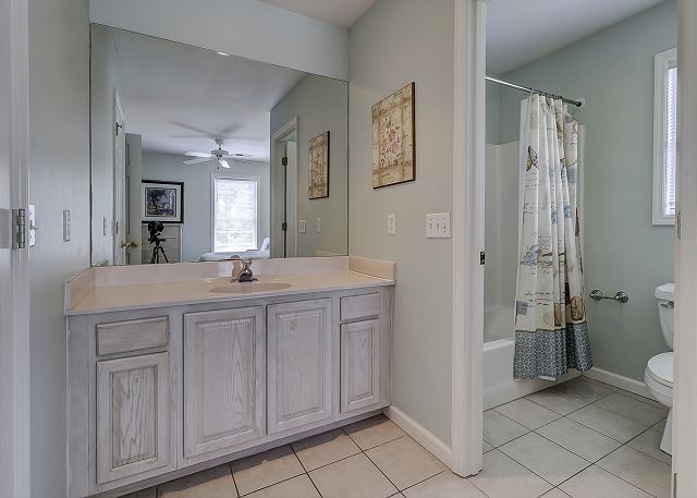 Queen Suite Full Bathroom
