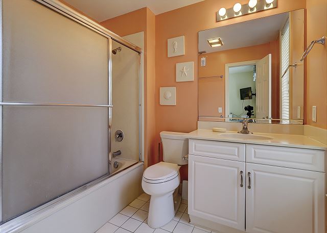 Queen Suite Full Bathroom