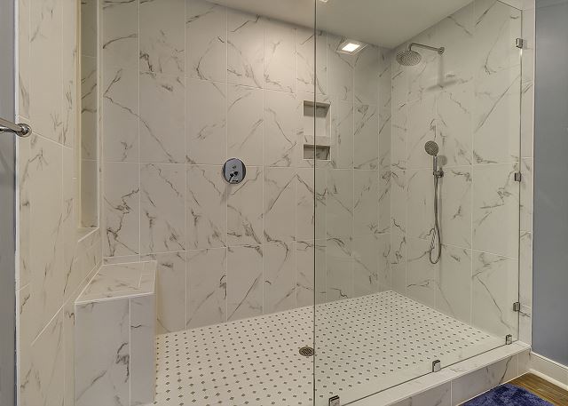 King Suite Full Bathroom
