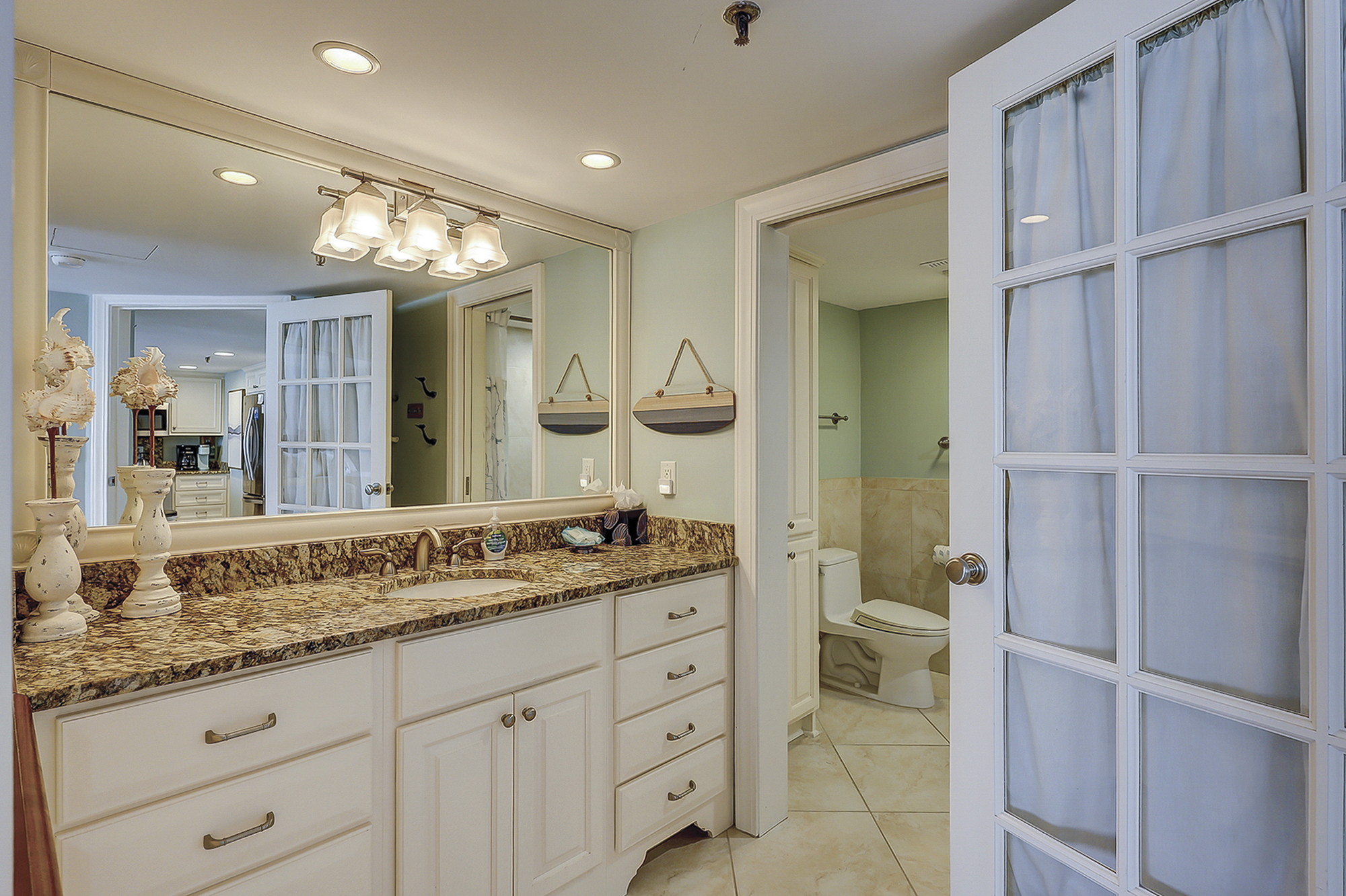 Guest Suite Full Bathroom