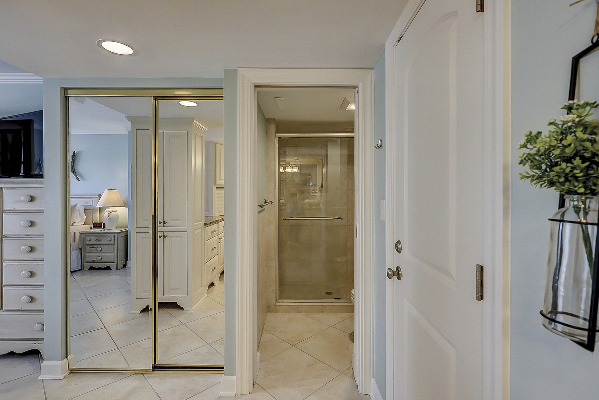 King Suite Full Bathroom