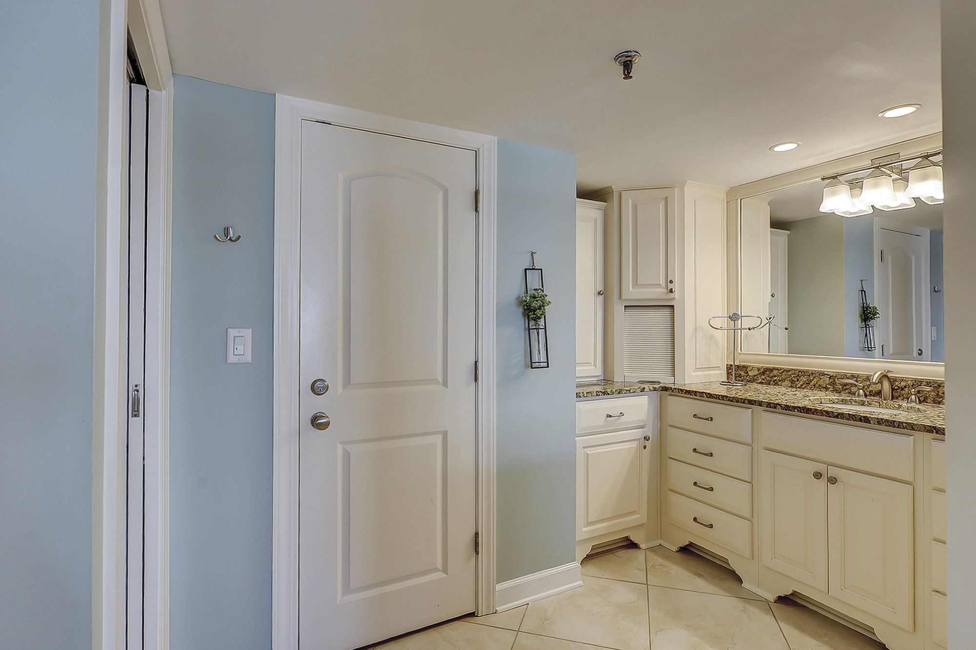 King Suite Full Bathroom