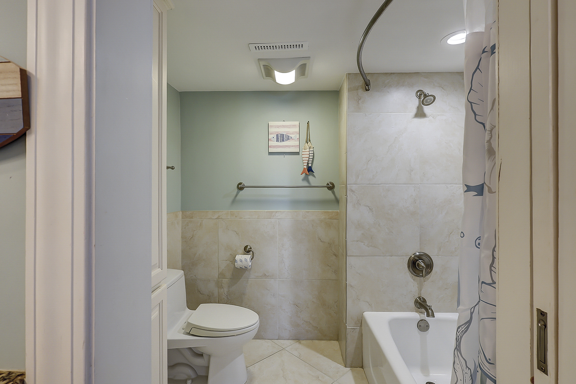 Guest Suite Full Bathroom