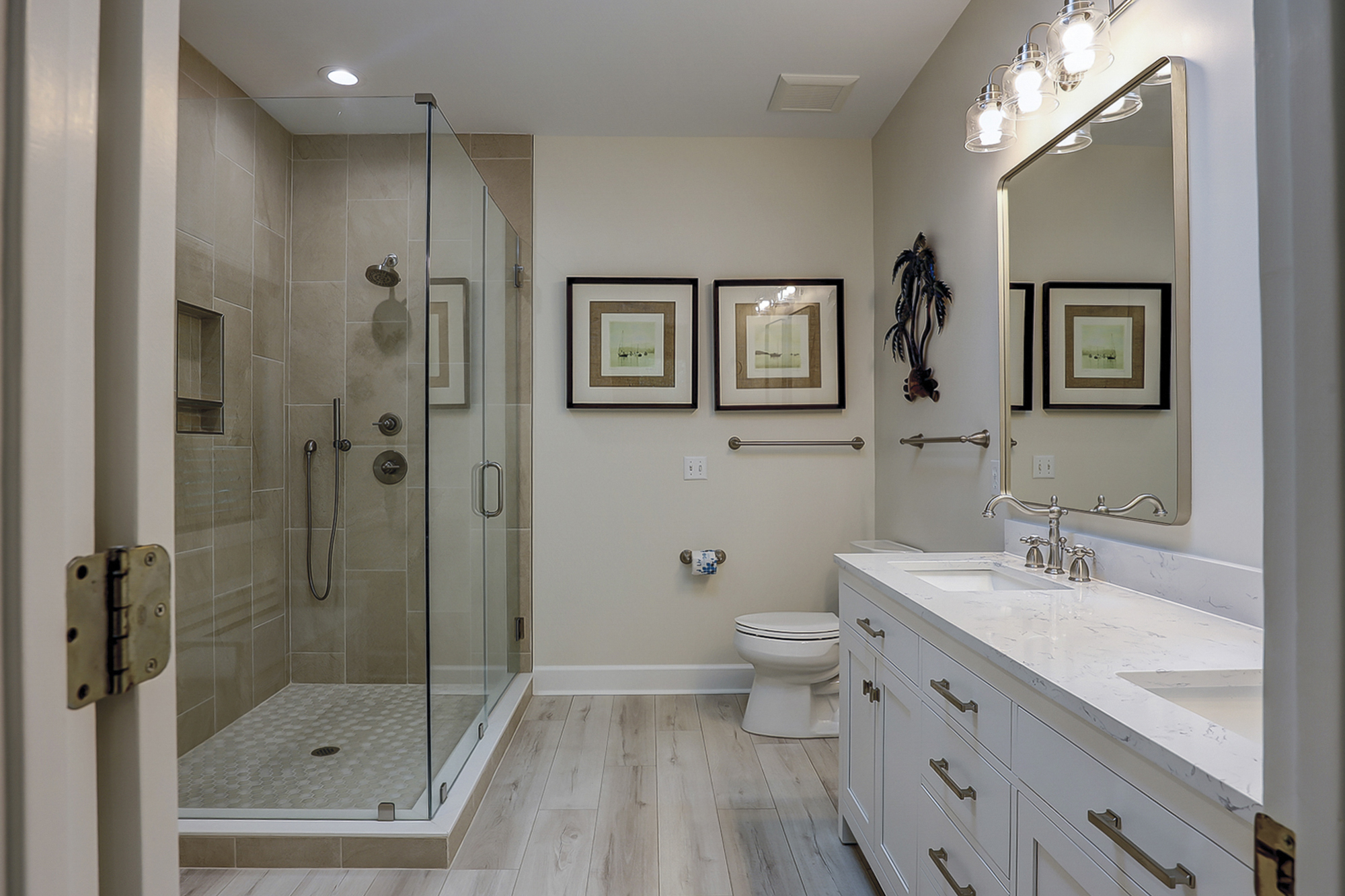 King Suite Full Bathroom