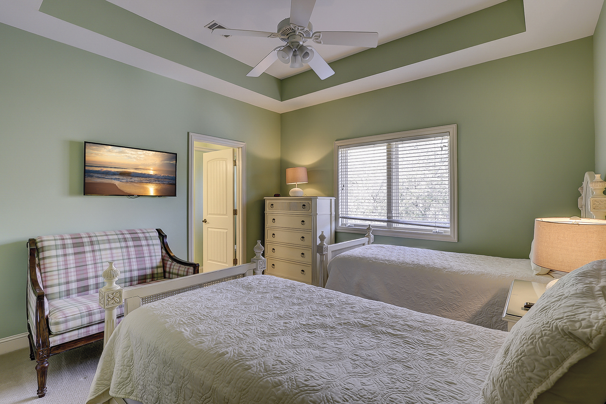 19 Pelican | Photo 44