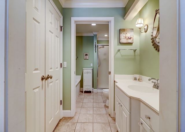 King Suite Full Bathroom