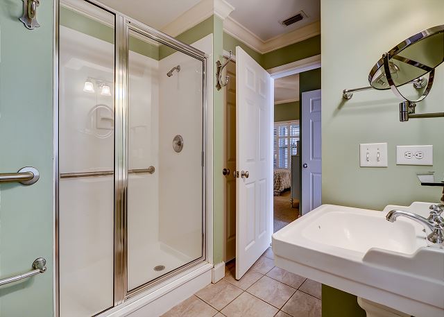 Guest Suite Full Bathroom