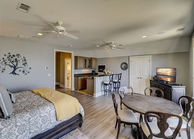 3rd Floor King Suite w/ Mini Kitchen