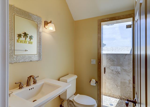 2nd Floor King Suite Full Bathroom