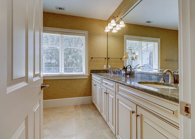 1st Floor King Suite Full Bathroom