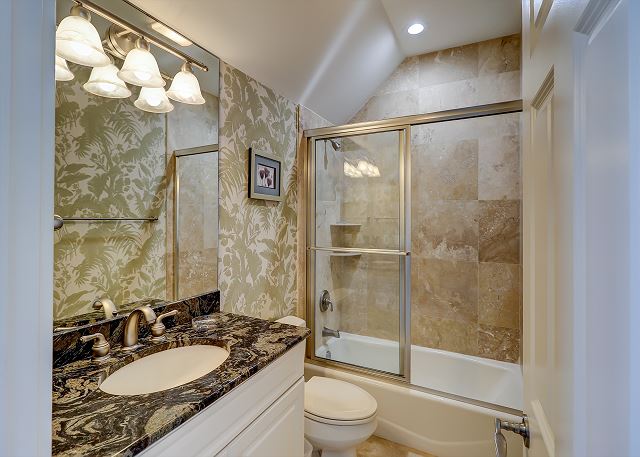 3rd floor Queen Suite Full Bathroom