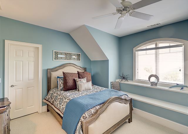 3rd Floor Queen Suite