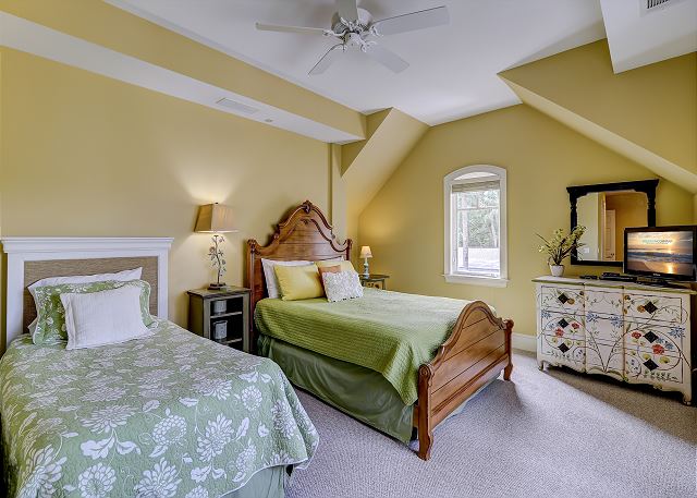 3rd Floor Guest Suite - 1 Queen & 1 Twin