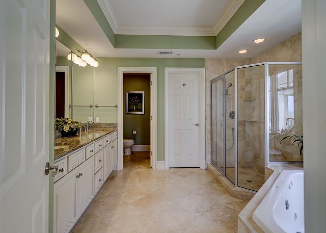 2nd Floor King Suite Full Bathroom