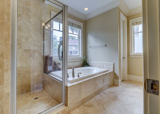 1st Floor King Suite Full Bathroom