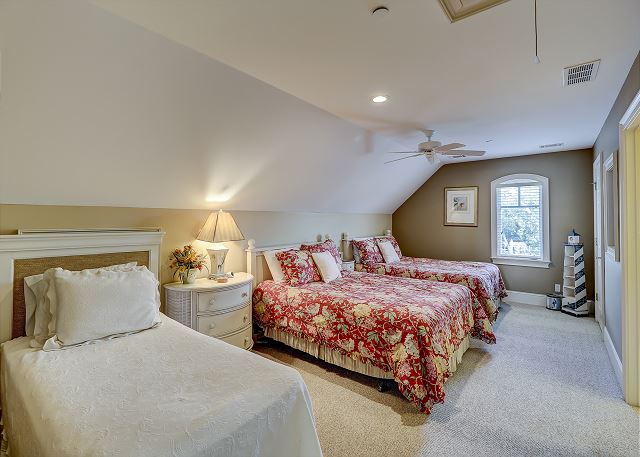 3rd Floor Guest Suite - 2Queens & 1 Twin
