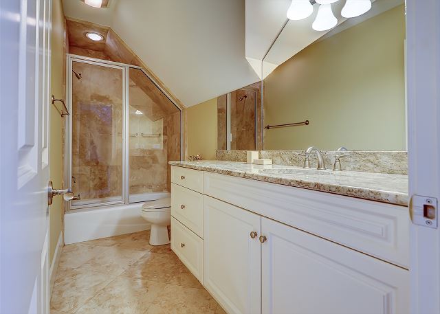 3rd Floor King Suite Full Bathroom