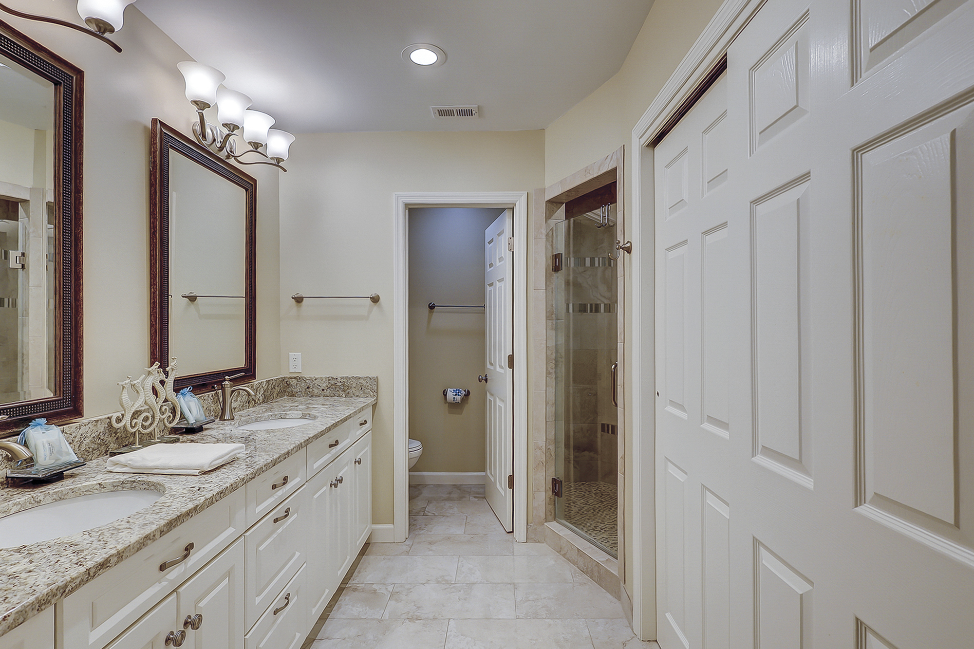King Suite Full Bathroom
