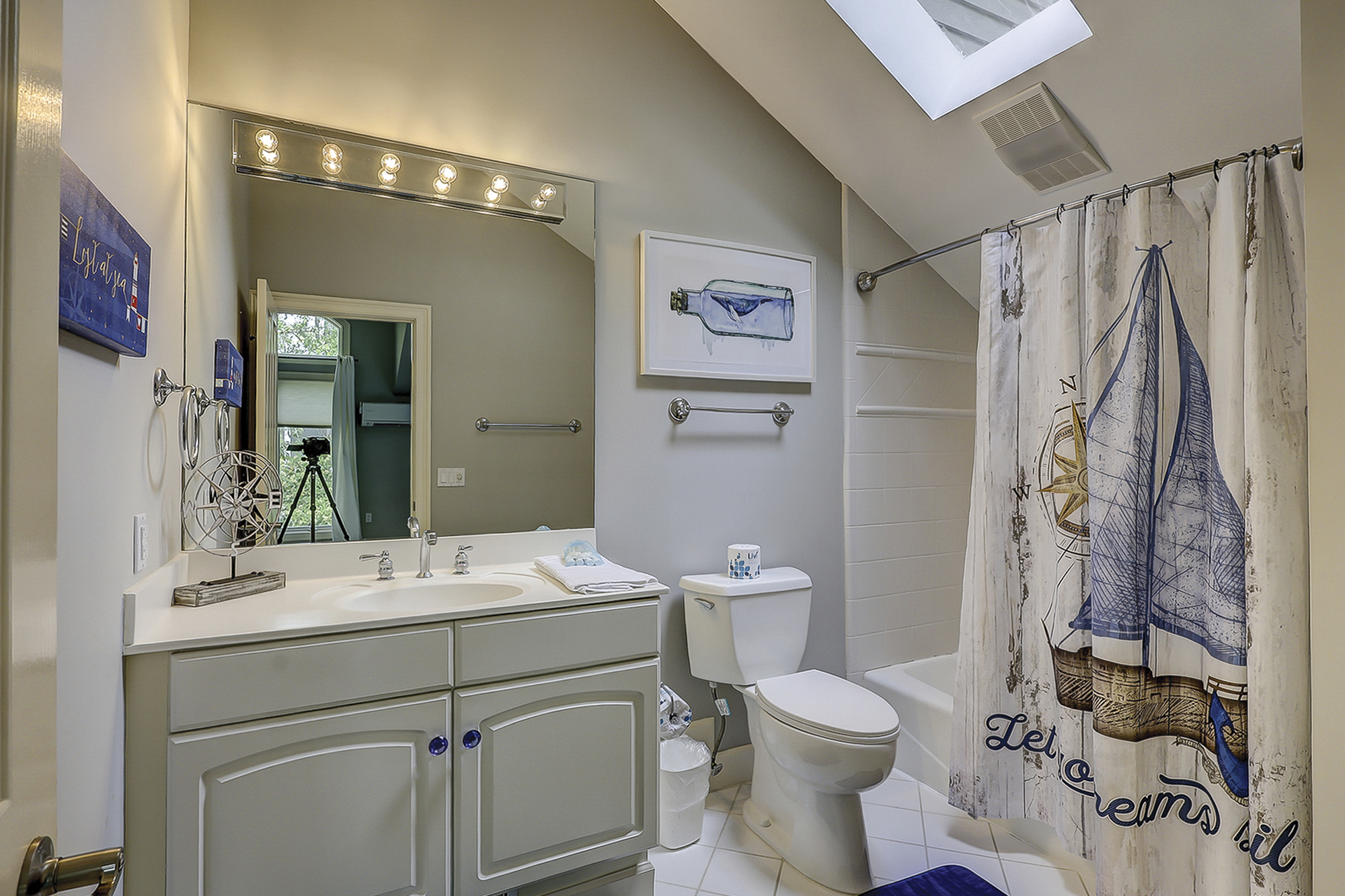 King Suite Full Bathroom