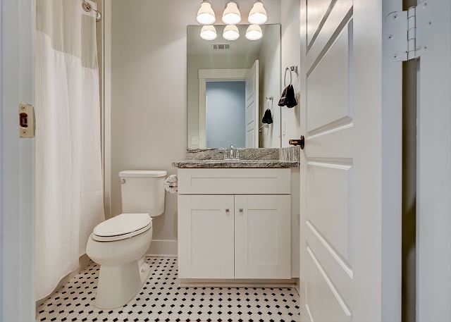 2nd Floor King Suite Full Bathroom