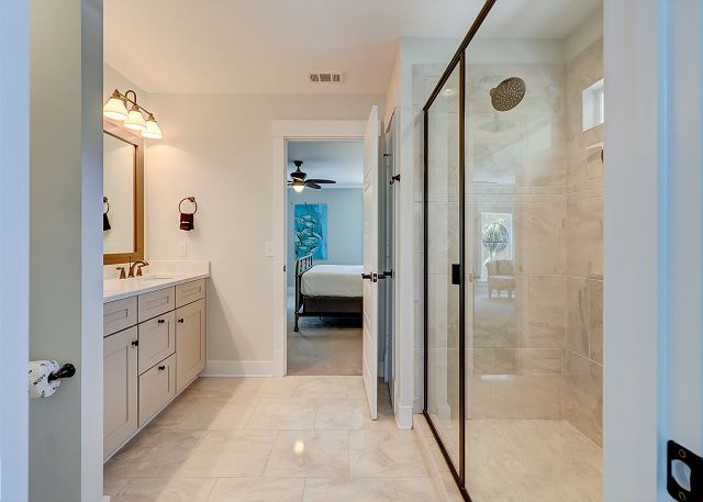 2nd Floor King Suite Full Bathroom
