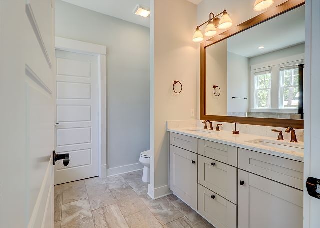 1st Floor King Suite Full Bathroom
