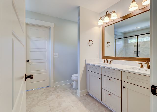 2nd Floor King Suite Full Bathroom