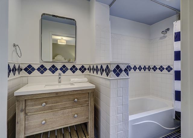 Queen Suite Full Bathroom