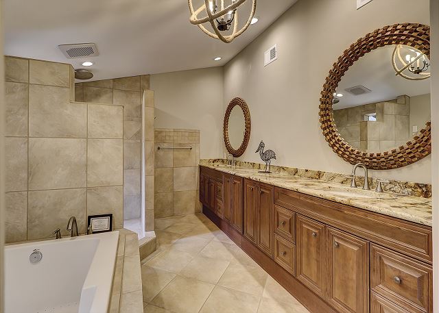 King Suite Full Bathroom