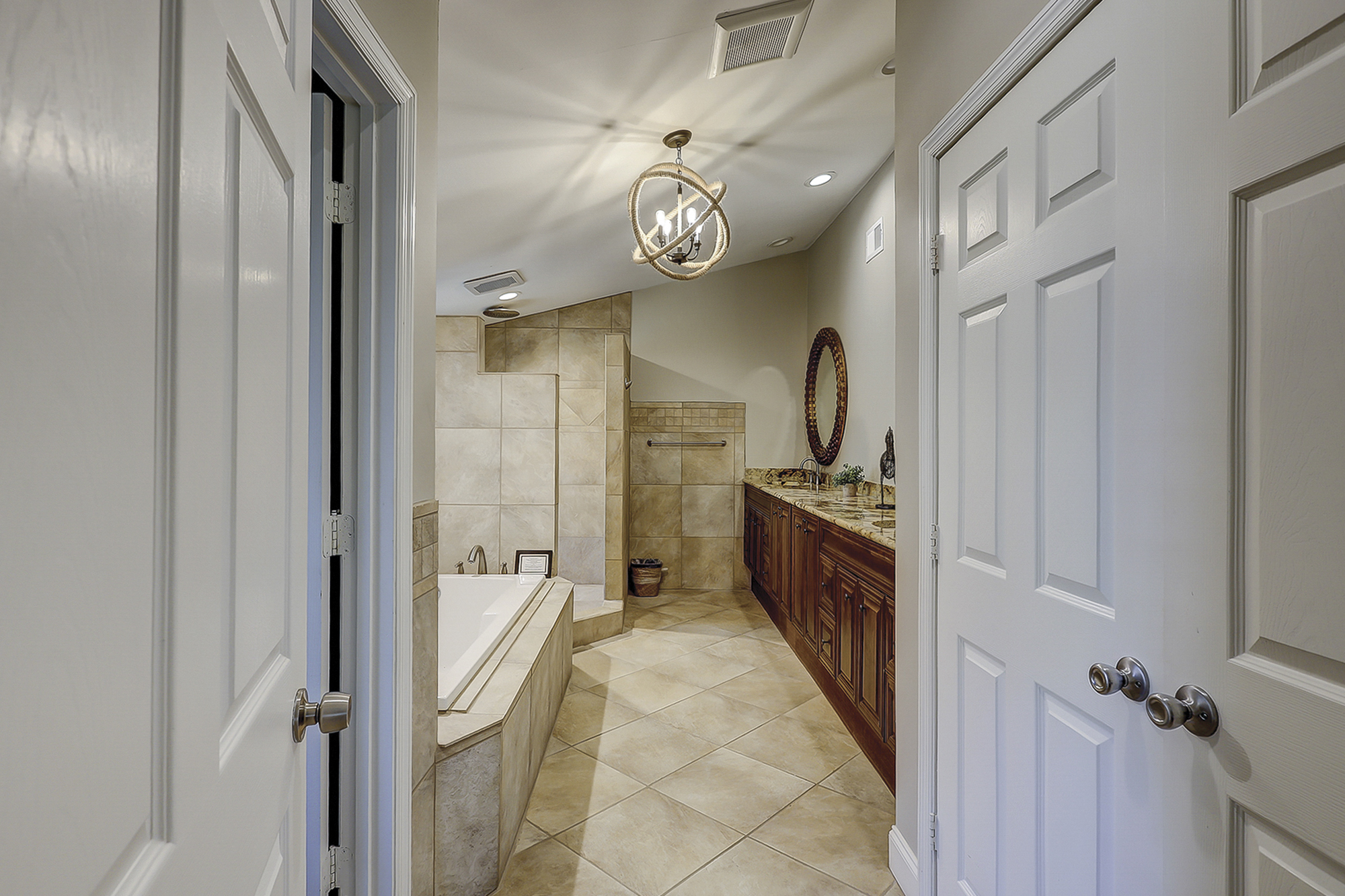 King Suite Full Bathroom